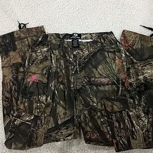 NWO tags. Mossy Oak Women's Cargo Camo Pants.